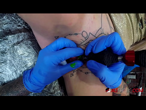 ❤️ Ekstreem tattooed hottie Sully Savage krige in tattoo op har klitoris ❤️ Porno by ús fy.hellporno-com.ru